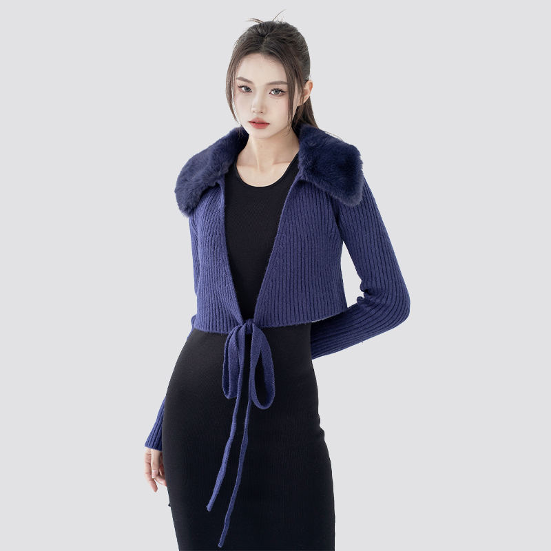 겨울 의상에 어울리는 모피 라펠 레이스업 가디건 스타일링 방법